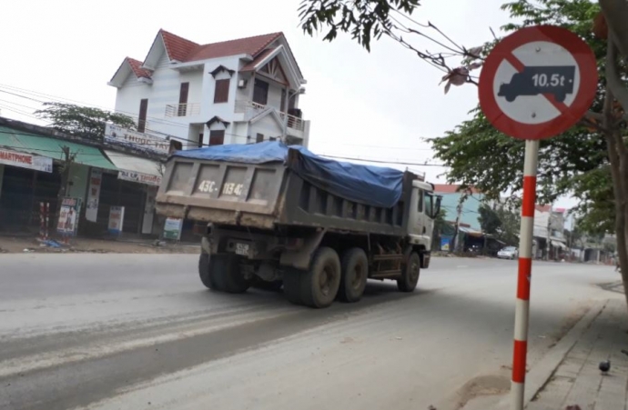 xe qu&aacute; tải 10