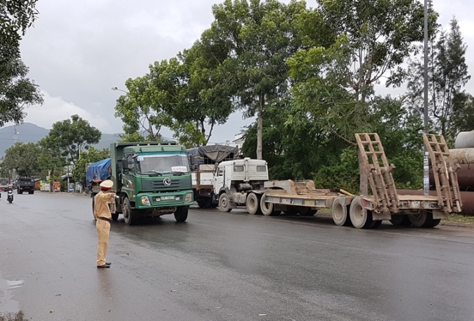 xe qu&aacute; tải (2)