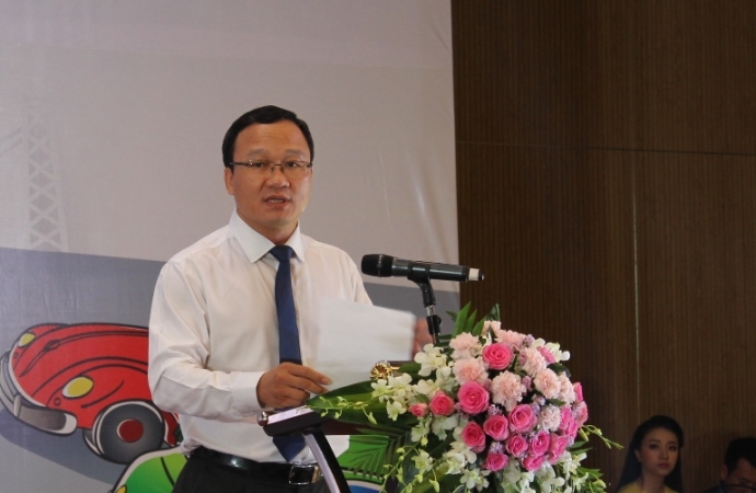 Khuất Việt H&ugrave;ng