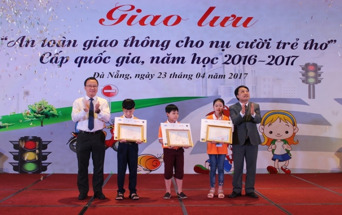trao giải