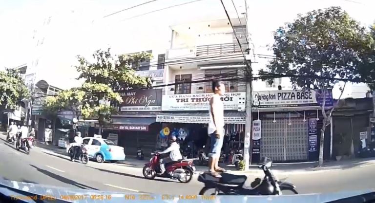 l&aacute;i xe bằng ch&acirc;n