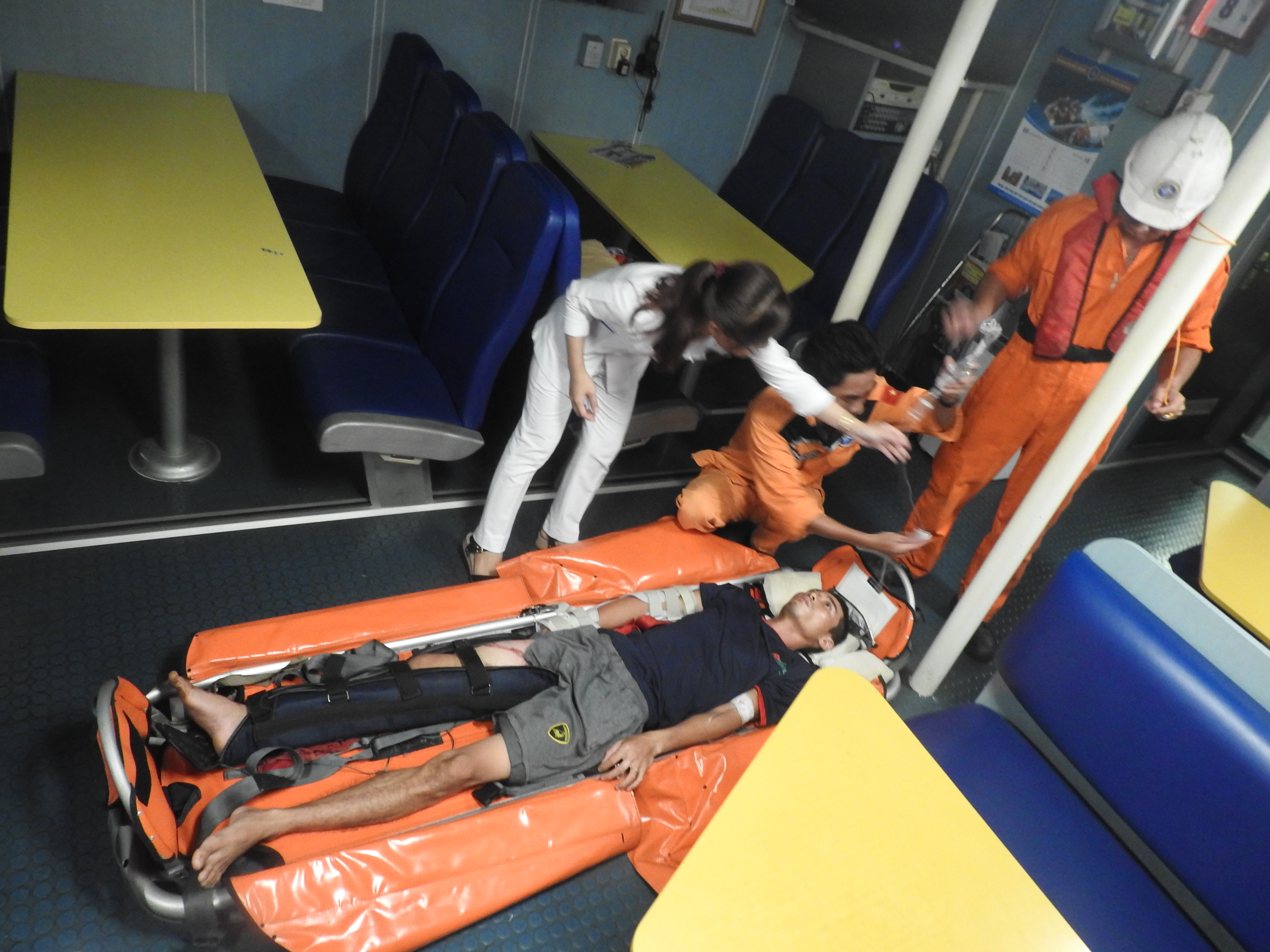 cuu-nan-thuyen-vien-bi-gay-tay-chan-tren-bien