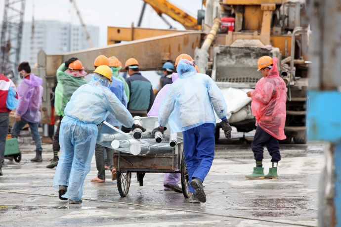 van-chuyen-vat-tu-cau-vuot-nut-giao-long-bien