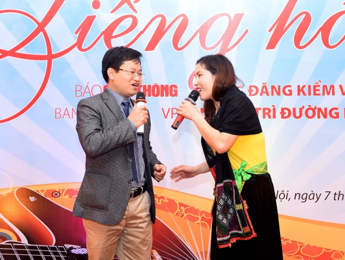 Ban gi&aacute;m khảo giao lưu c&ugrave;ng th&iacute; sinh