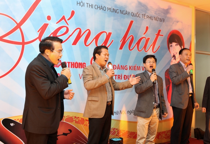 C&aacute;c đại biểu v&agrave; ban gi&aacute;m khảo g&oacute;p v&uacute;i với hội thi 