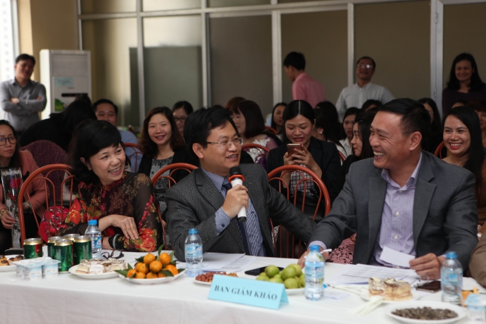 C&aacute;c th&agrave;nh vi&ecirc;n ban gi&aacute;m khảo h&agrave;o hứng nhận x&eacute;t từn