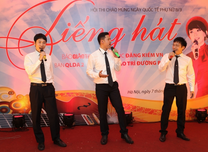 Tốp ca nam của Cục Đăng kiểm VN với b&agrave;i Bản h&ugrave;ng c