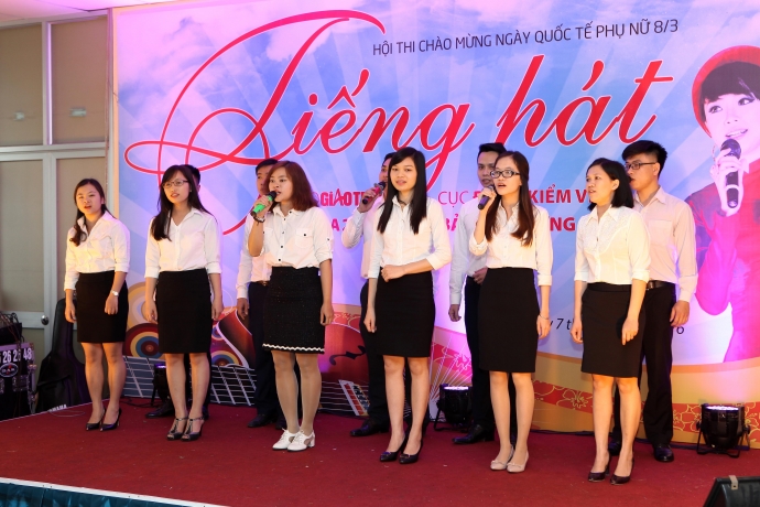 Tốp ca nam nữ của Ban QLDA 2 với tiết mục H&aacute;t về n