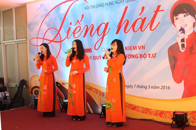 Tốp nữ B&aacute;o Giao th&ocirc;ng với b&agrave;i Hồn việt chiếm được 