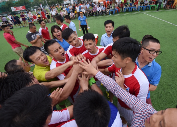 Doi-ban-linh-hon-da-vo-dich-cup-bao-giao-thong (9)