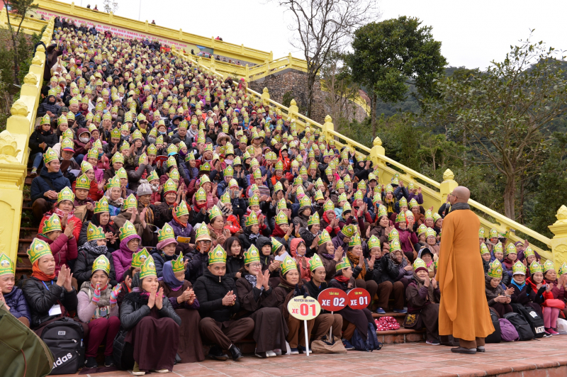 Đại đức Th&iacute;ch Quảng Hiếu c&ugrave;ng 2000 phật tử tại ch&ugrave;