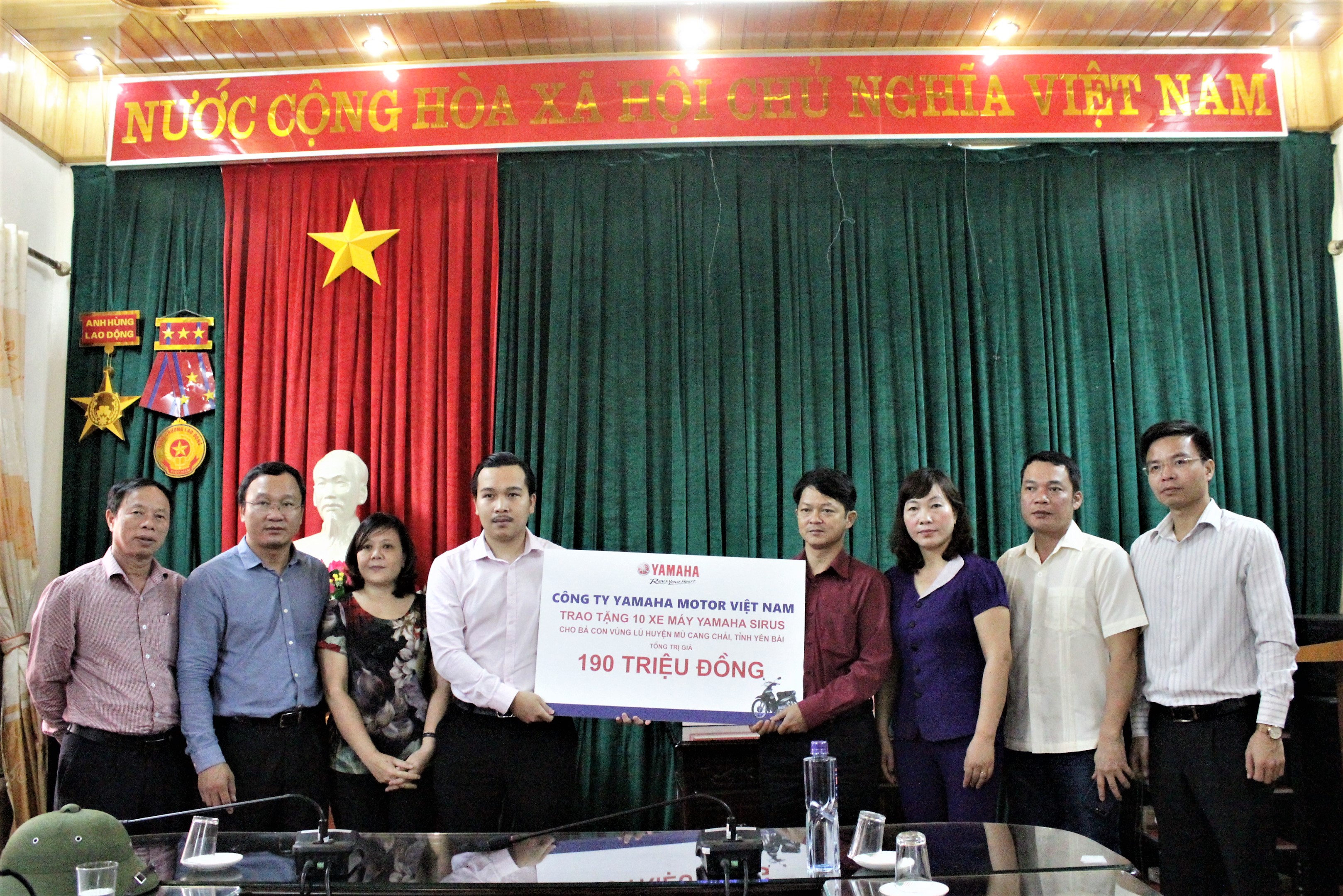 trao qu&agrave; MCC2