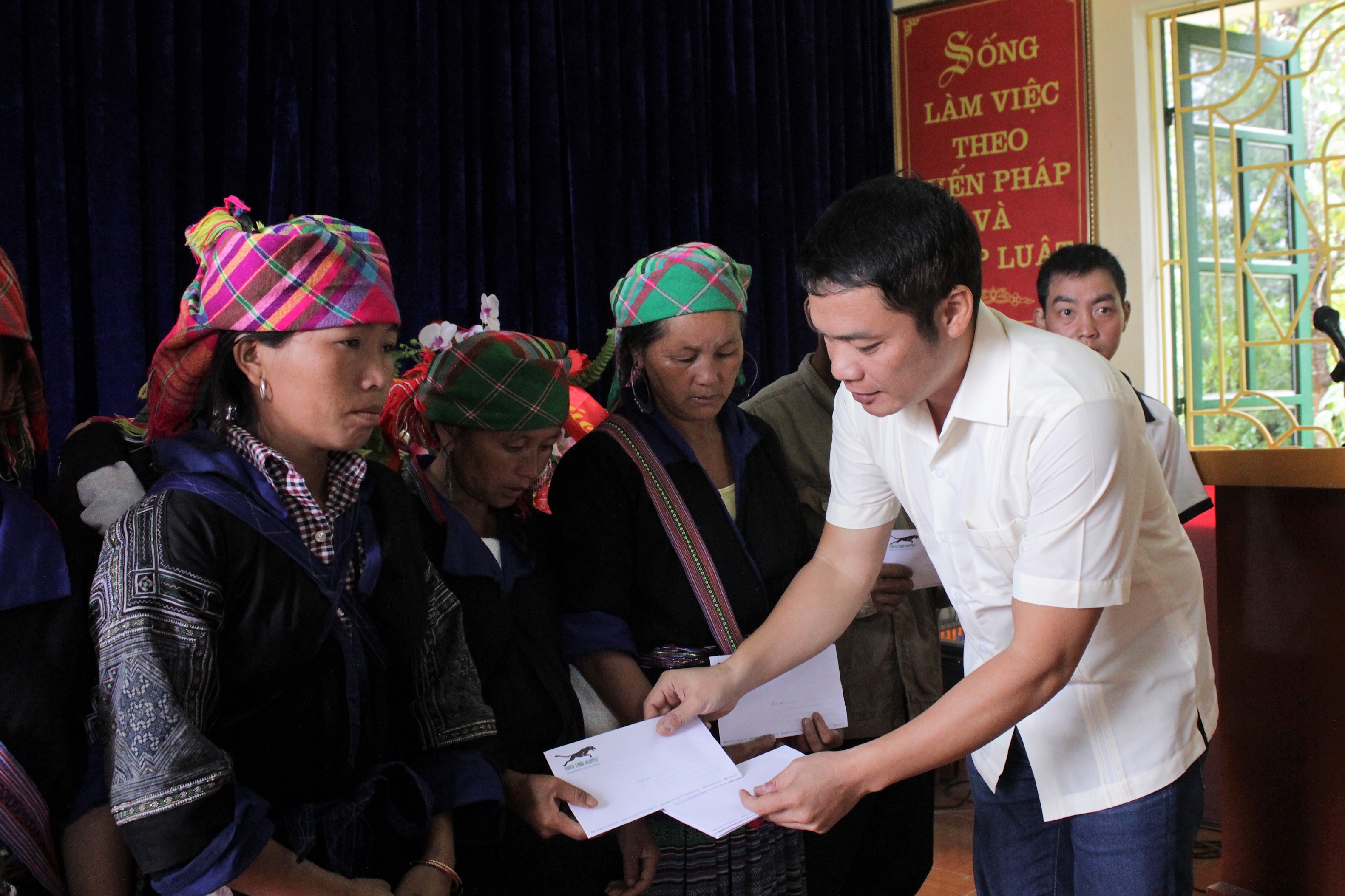 trao qu&agrave; MCC6