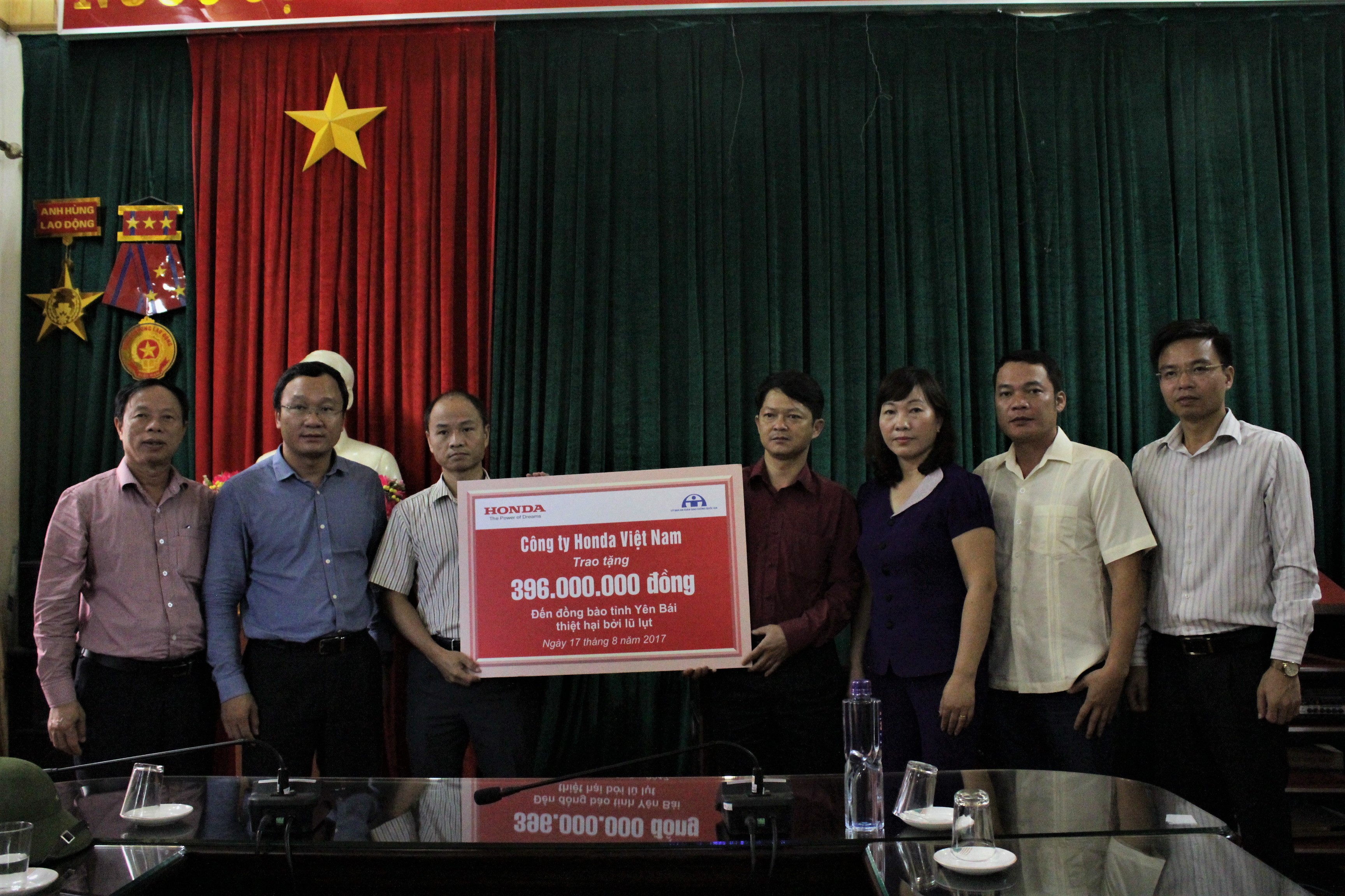 trao qu&agrave; MCC 1