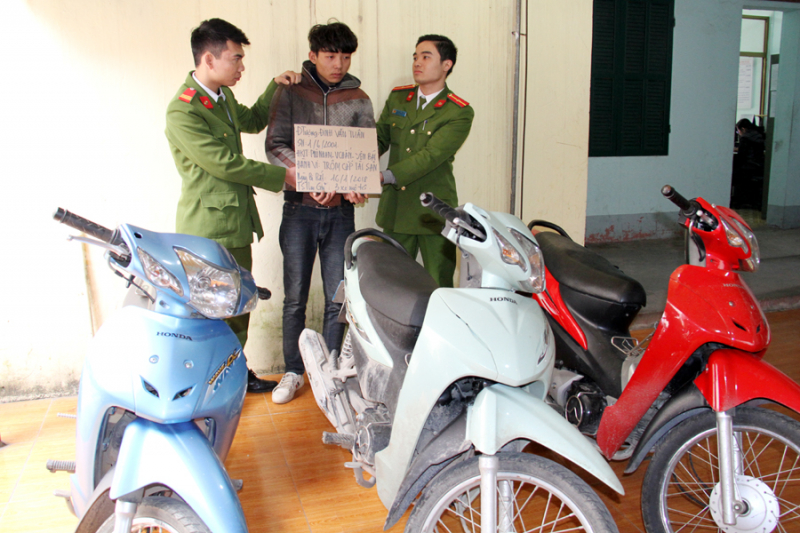 Đối tượng Đinh Văn Tu&acirc;n c&ugrave;ng to&agrave;n bộ tang vật tại 
