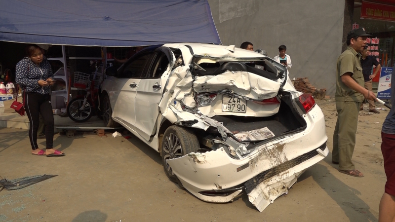 Anh2. Chiec xe &ocirc; t&ocirc; con bị đ&acirc;m g&acirc;y hư hại nghi&ecirc;m t