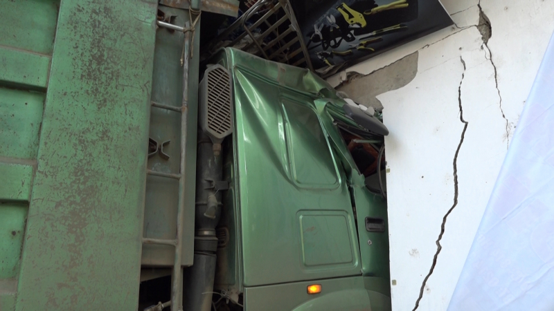 Anh4. Đầu chiếc xe tải bẹp r&uacute;m v&agrave; ng&ocirc;i nh&agrave; bị hư h