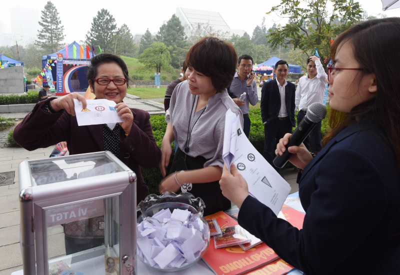 Khách thăm gian hàng và trả lời câu hỏi về Luật Gi