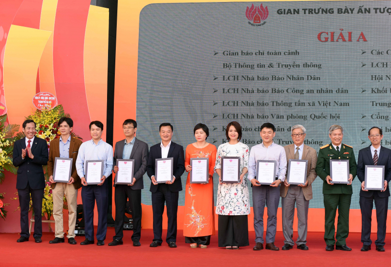 Tổng biên tập Báo Giao thông Nguyễn Bá Kiên (thứ 5