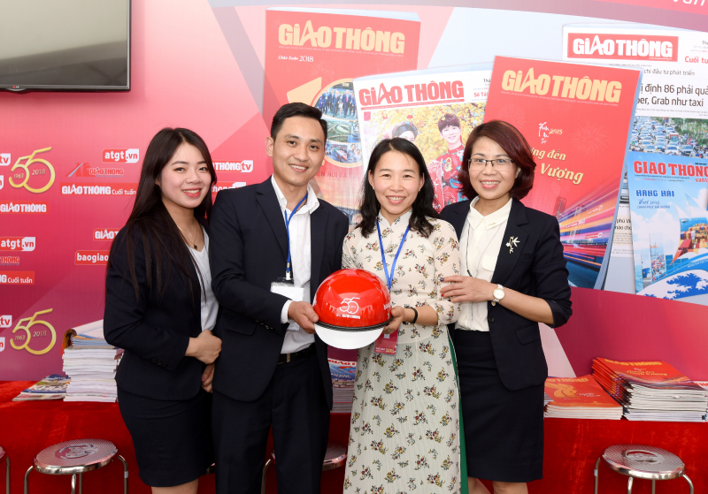 Trao MBH cho người trả lời đúng câu hỏi về Luật Gi