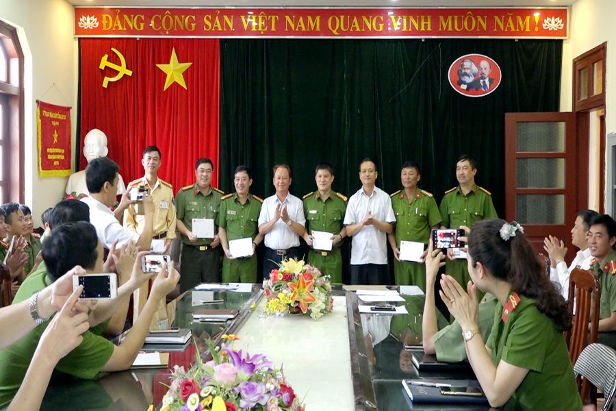 Ảnh 4. L&atilde;nh đạo UBND huyện thưởng n&oacute;ng cho L&atilde;nh đạ