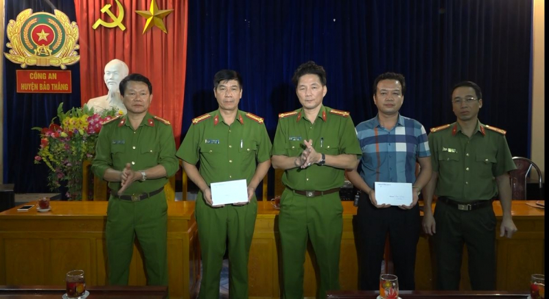 L&atilde;nh dao c&ocirc;ng an tỉnh trao thuong thươngt (1)