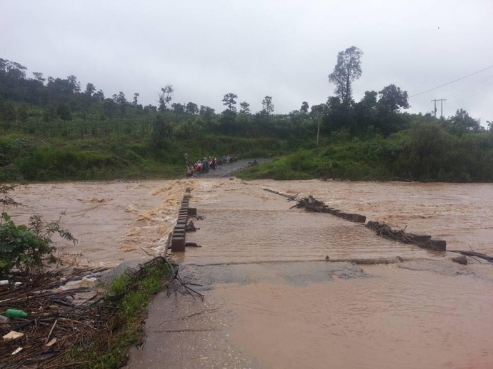 Lũ ngập cầu 