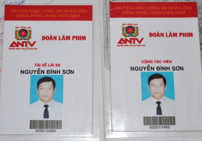 Mặt trong của hai thẻ Cộng t&aacute;c vi&ecirc;n v&agrave; la
