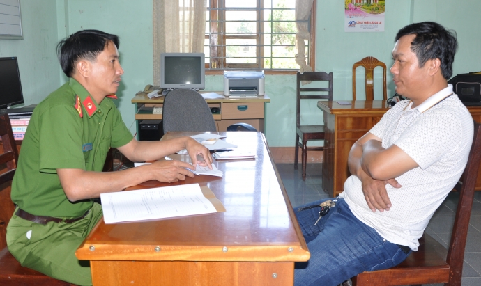 Nguyễn Đ&igrave;nh Sơn tại cơ quan C&ocirc;ng an