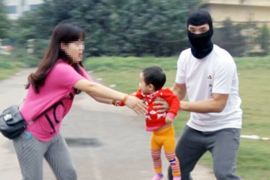 ảnh bắt cóc trẻ em 