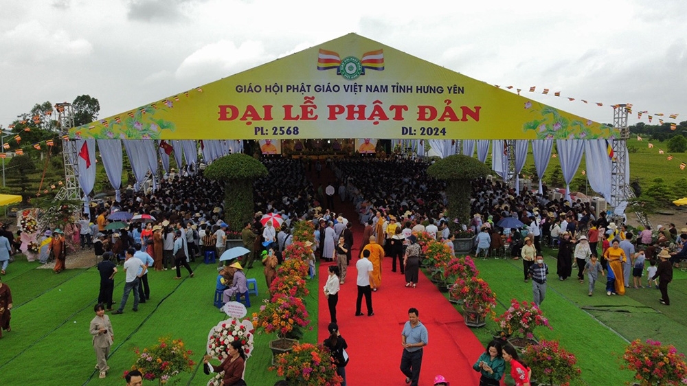Hưng Y&ecirc;n: H&agrave;ng ngh&igrave;n phật tử tham dự Đại lễ Phật đản tại ch&ugrave;a Ph&uacute;c L&acirc;m