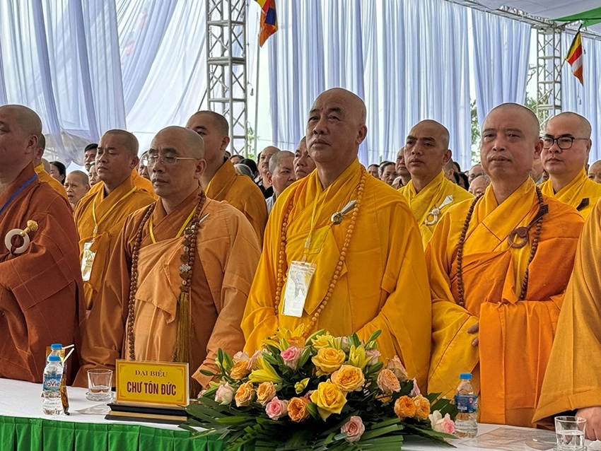Hưng Y&ecirc;n: H&agrave;ng ngh&igrave;n phật tử tham dự Đại lễ Phật đản tại ch&ugrave;a Ph&uacute;c L&acirc;m