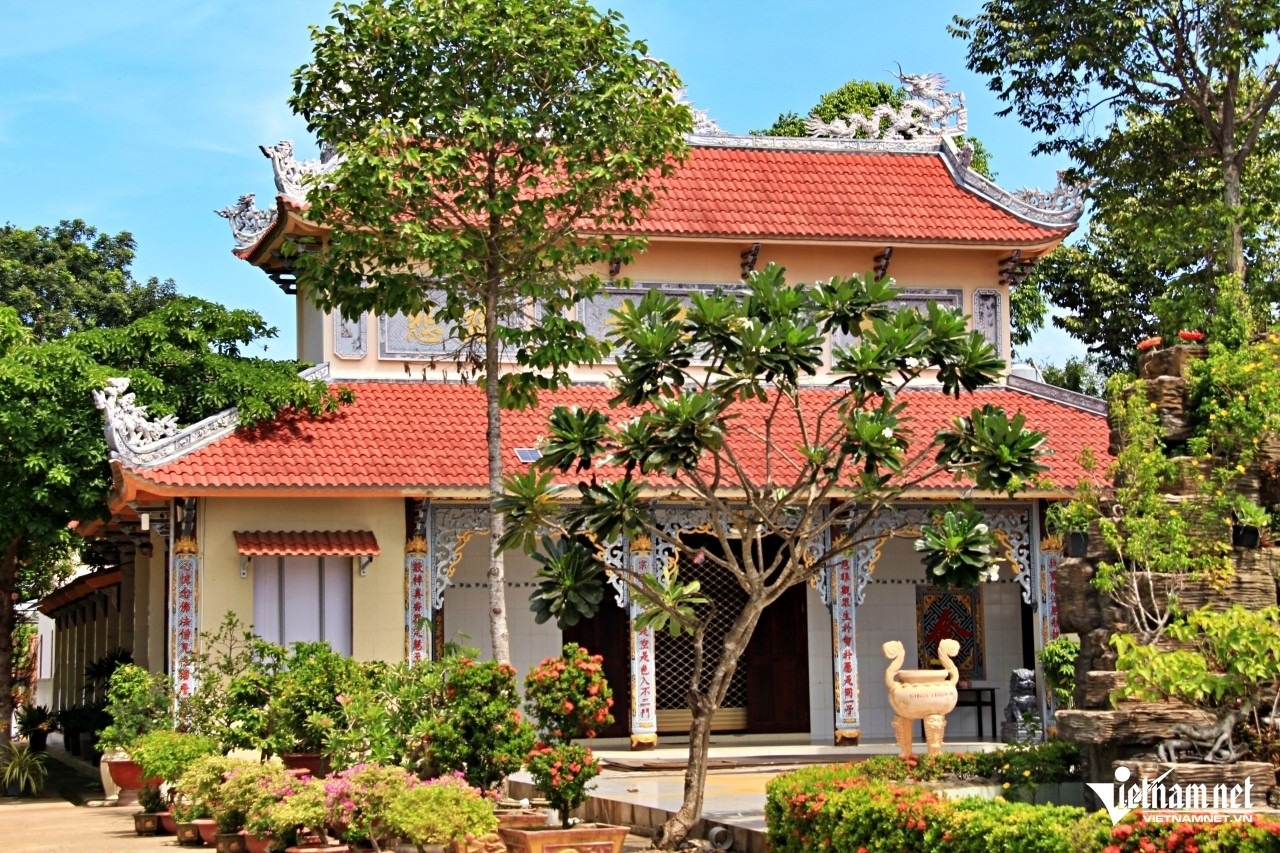 B&aacute;u vật hơn 200 tuổi b&ecirc;n trong ng&ocirc;i cổ tự nổi tiếng ở Long An