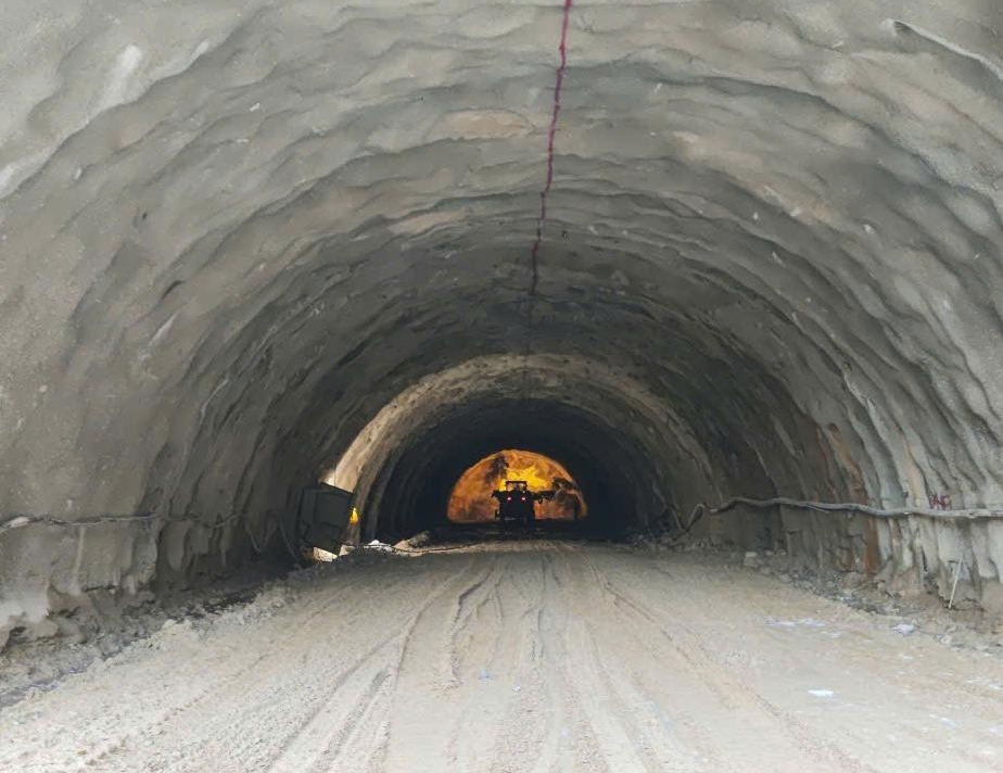 C&ocirc;ng nh&acirc;n miệt m&agrave;i ng&agrave;y đ&ecirc;m tr&ecirc;n đại c&ocirc;ng trường dịp 2/9