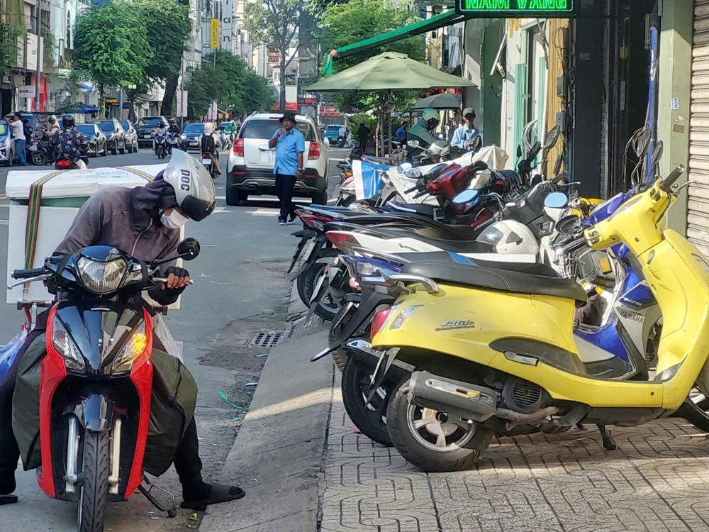 Th&agrave;nh phố Hồ Ch&iacute; Minh: Tr&agrave;n lan t&igrave;nh trạng lấn chiếm vỉa h&egrave;, l&ograve;ng đường tại phường 5, quận 3