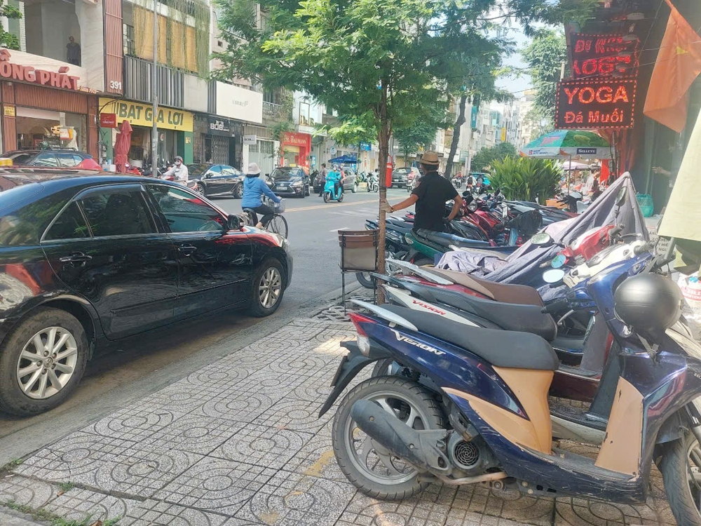 Th&agrave;nh phố Hồ Ch&iacute; Minh: Tr&agrave;n lan t&igrave;nh trạng lấn chiếm vỉa h&egrave;, l&ograve;ng đường tại phường 5, quận 3