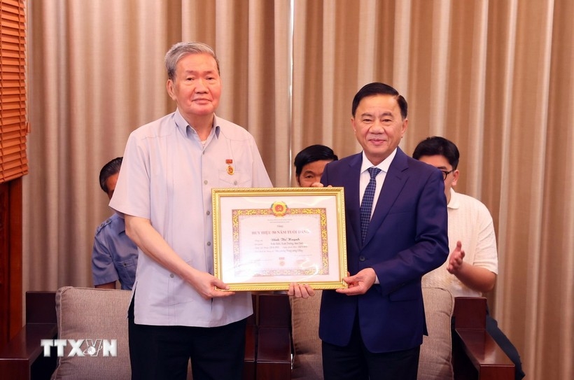 Trao Huy hiệu 50 năm tuổi Đảng tặng đồng ch&iacute; Đinh Thế Huynh