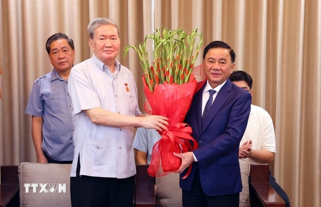 Trao Huy hiệu 50 năm tuổi Đảng tặng đồng ch&iacute; Đinh Thế Huynh