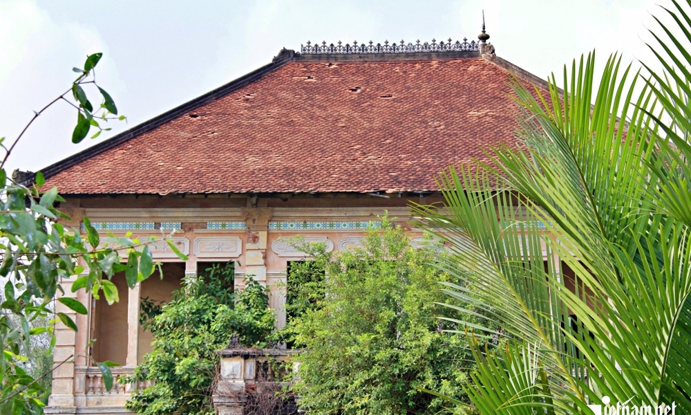 B&iacute; ẩn căn biệt thự m&aacute;i đỏ phủ đầy c&acirc;y cỏ ở Long An