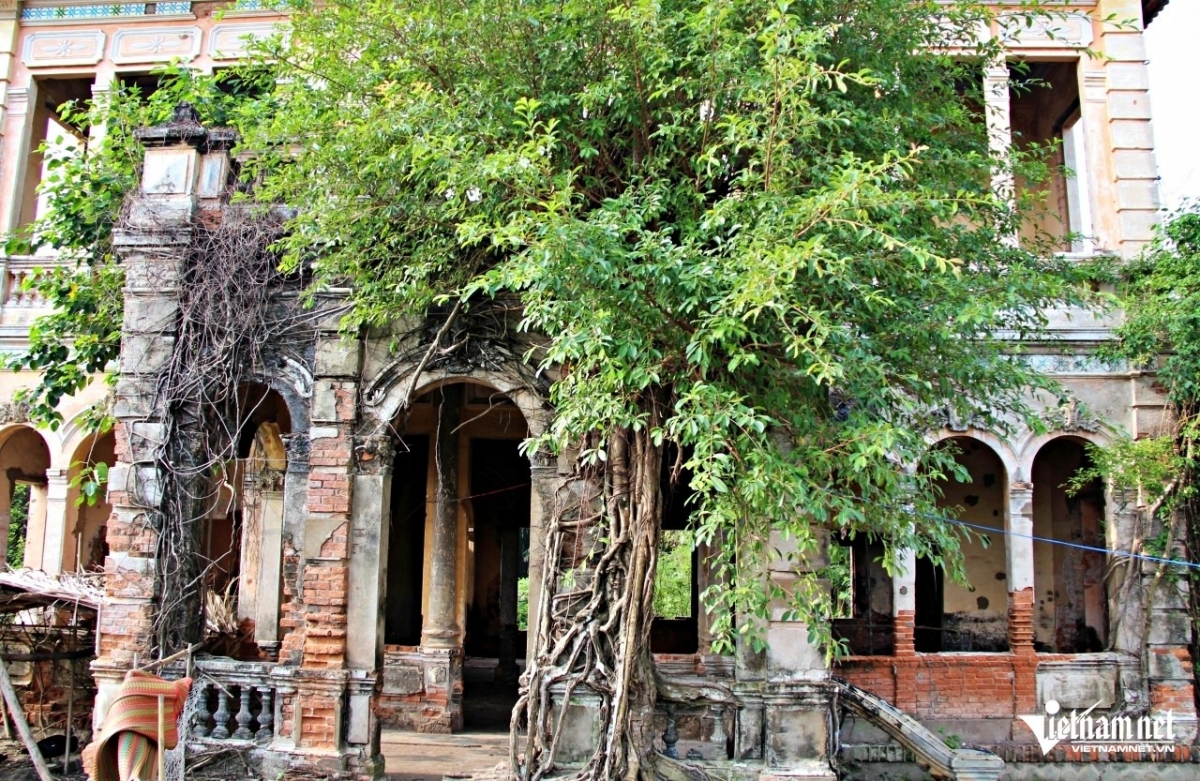 B&iacute; ẩn căn biệt thự m&aacute;i đỏ phủ đầy c&acirc;y cỏ ở Long An