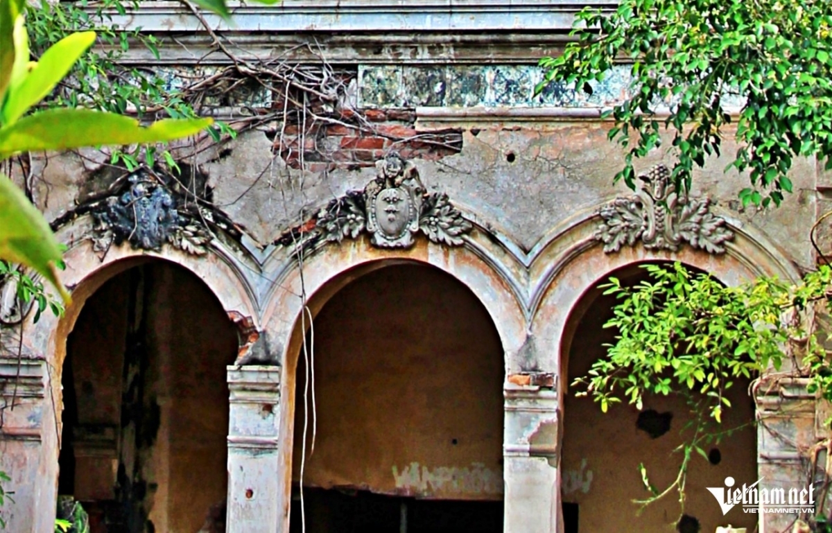 B&iacute; ẩn căn biệt thự m&aacute;i đỏ phủ đầy c&acirc;y cỏ ở Long An