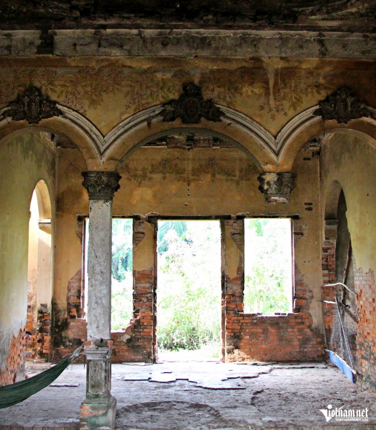 B&iacute; ẩn căn biệt thự m&aacute;i đỏ phủ đầy c&acirc;y cỏ ở Long An