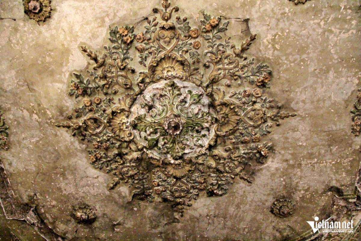 B&iacute; ẩn căn biệt thự m&aacute;i đỏ phủ đầy c&acirc;y cỏ ở Long An