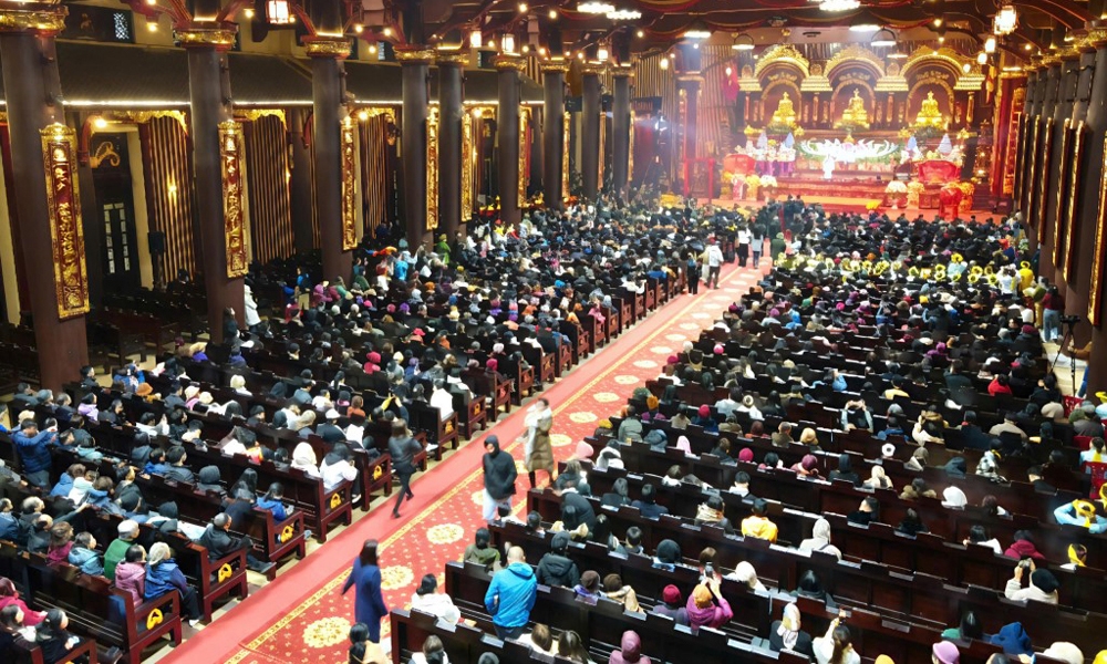 Quảng Ninh: H&agrave;ng vạn du kh&aacute;ch về Y&ecirc;n Tử d&acirc;ng hương trong Lễ khai hội năm 2025