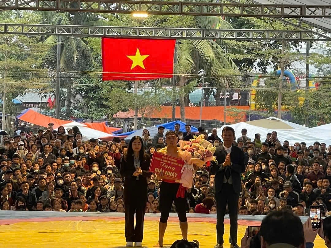 Thạch Thất (Hà Nội): Hơn 100 đô vật tranh tài tại giải vật truyền thống làng Khu Ba Thạch Thất (Hà Nội): Hơn 100 đô vật tranh tài tại giải vật truyền thống làng Khu Ba