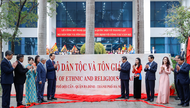 Ph&aacute;t huy hơn nữa đ&oacute;ng g&oacute;p của c&aacute;c d&acirc;n tộc, t&ocirc;n gi&aacute;o cho x&acirc;y dựng Tổ quốc