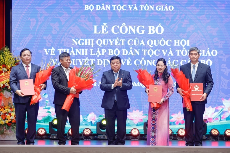 Ph&aacute;t huy hơn nữa đ&oacute;ng g&oacute;p của c&aacute;c d&acirc;n tộc, t&ocirc;n gi&aacute;o cho x&acirc;y dựng Tổ quốc