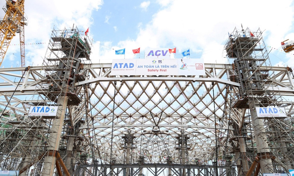 Ho&agrave;n th&agrave;nh n&acirc;ng hệ kết cấu th&eacute;p m&aacute;i trung t&acirc;m nh&agrave; ga s&acirc;n bay Long Th&agrave;nh- Ảnh 1.