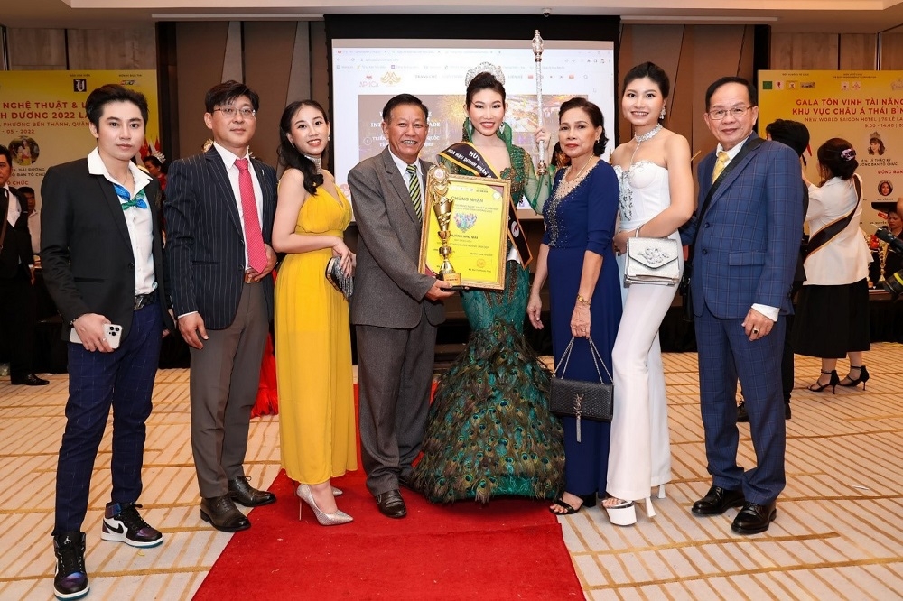 huynh nhu mai xuat sac duoc vinh danh hoa hau doanh nhan nganh lam dep nam 2022