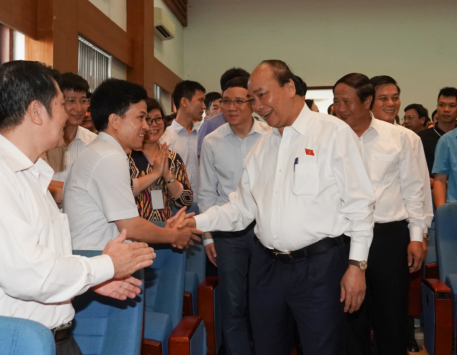 chum anh thu tuong nguyen xuan phuc tiep xuc cu tri bao cao ket qua ky hop quoc hoi